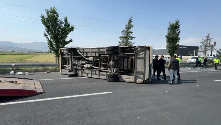 Askeri personel servisi devrildi: 13 yaralı