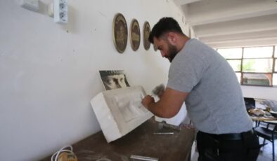 Atasının taş ustalığı mirasını heykeltıraşlığa dönüştürdü