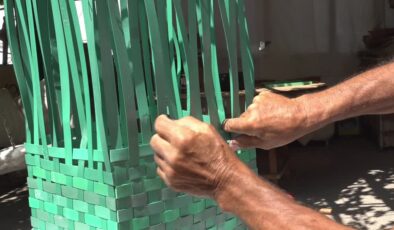 Atık plastik şeritleri sepet ve çantalara dönüştürüyor