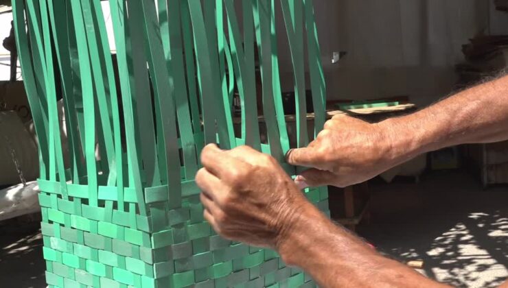 Atık plastik şeritleri sepet ve çantalara dönüştürüyor
