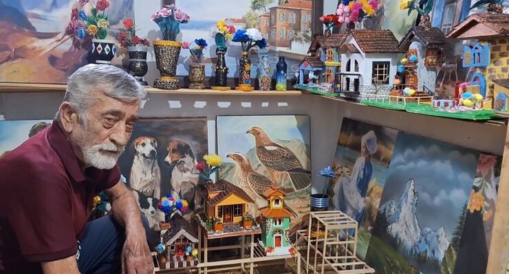 Atölyeye dönüştürdüğü kömürlüğünde 15 yıldır resim yapıyor