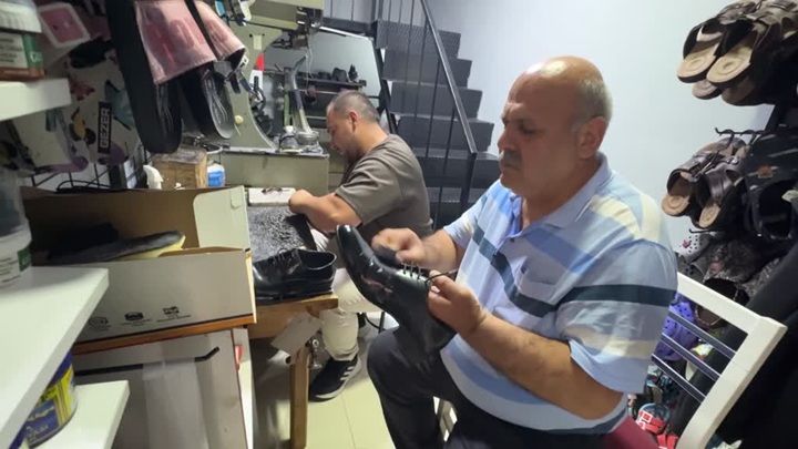 Baba oğul 20 yıldır birlikte ayakkabı tamir ediyor