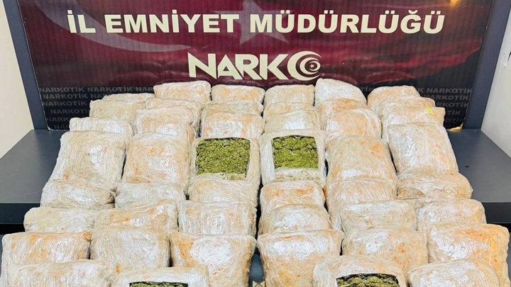 Batman’da derin dondurucuda 15 kilogram skunk ele geçirildi