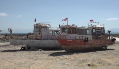 Balıkçılar av sezonu öncesi teknelerinin bakımını yapıyor