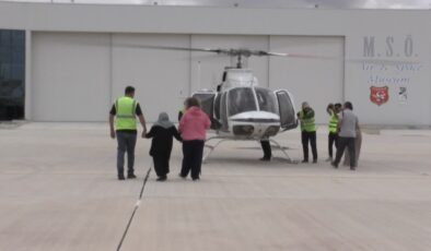 Bastonuyla bindiği helikopterde 82 yaşında uçuş keyfi yaşadı