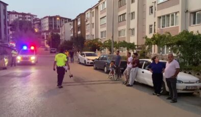 Bisikletiyle otomobile çarpan çocuk yaralandı