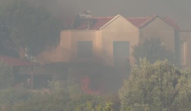 Çeşme’de çıkan orman yangınına havadan müdahale sürüyor