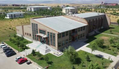 Çocuklar yüzmeyi üniversitenin yarı olimpik havuzunda öğreniyor