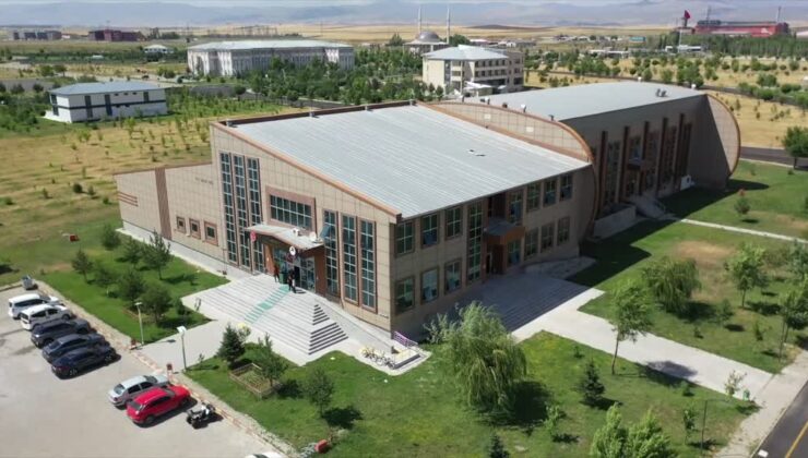 Çocuklar yüzmeyi üniversitenin yarı olimpik havuzunda öğreniyor