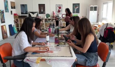 Depremzede kadınlar konteyner kente kurulan atölyede el sanatlarıyla tanışıyor