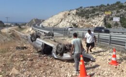 Devrilen otomobildeki 1 kişi öldü, 1 kişi ağır yaralandı