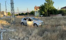 Devrilen otomobildeki 5 kişi yaralandı