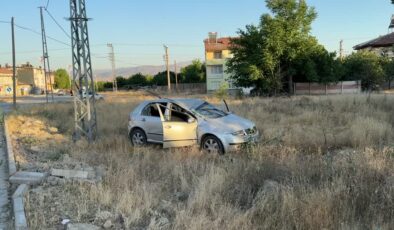 Devrilen otomobildeki 5 kişi yaralandı