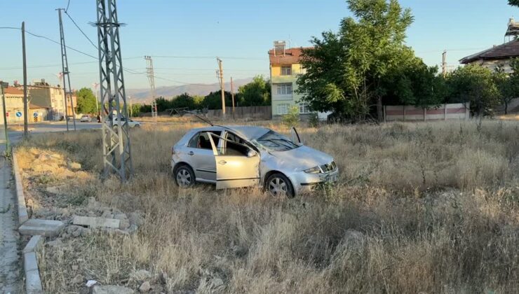 Devrilen otomobildeki 5 kişi yaralandı
