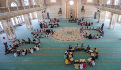 Diyarbakır’da bir camide kurulan kütüphane nesilleri buluşturuyor