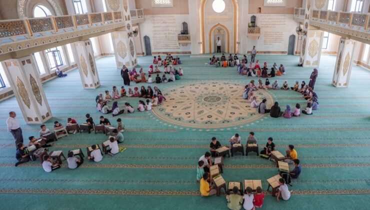 Diyarbakır’da bir camide kurulan kütüphane nesilleri buluşturuyor