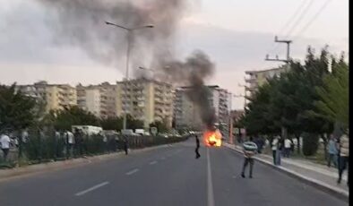 Diyarbakır’da seyir halindeki araç alev topuna döndü