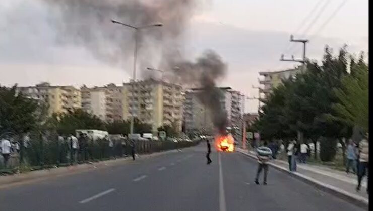 Diyarbakır’da seyir halindeki araç alev topuna döndü
