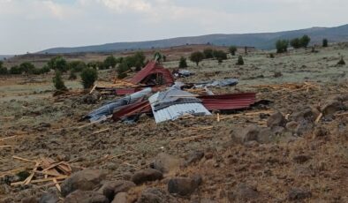 Diyarbakır’da şiddetli rüzgar okul çatısını yerle bir etti