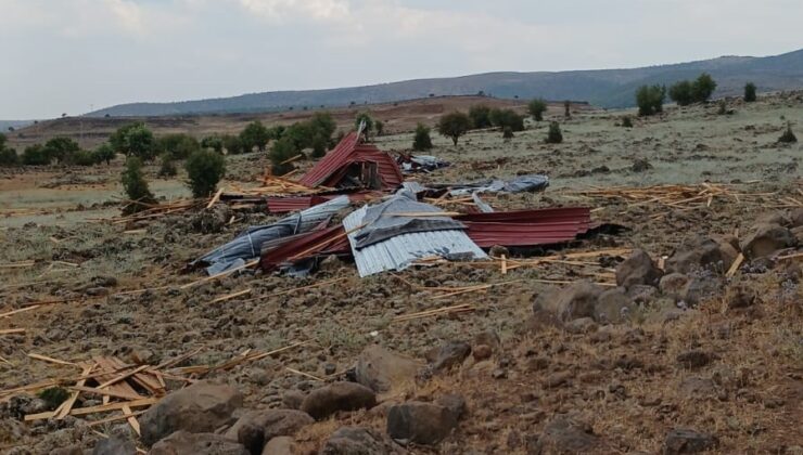 Diyarbakır’da şiddetli rüzgar okul çatısını yerle bir etti