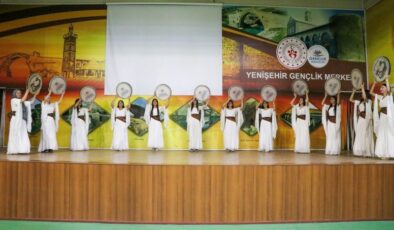 Diyarbakırlı genç kızlar bendirle hem sahnede hem ayakta