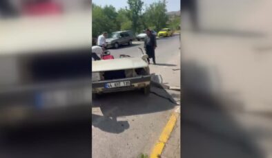 Elektrik direğine çarpan otomobil ikiye ayrıldı