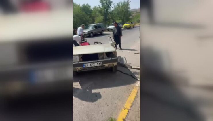 Elektrik direğine çarpan otomobil ikiye ayrıldı