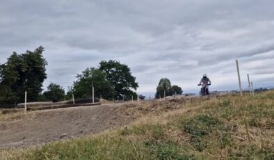 Emekli bankacı pistlerde fırtına gibi esiyor: Enduro tutkusu