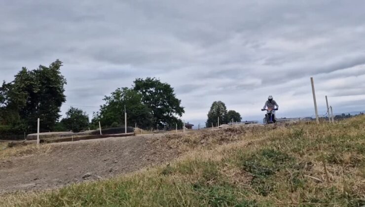 Emekli bankacı pistlerde fırtına gibi esiyor: Enduro tutkusu