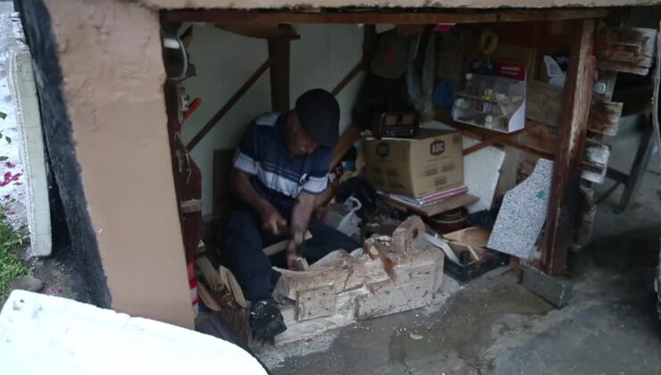 Emekliliğini ahşaptan süs ve mutfak eşyaları yaparak geçiriyor