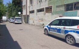 Ailesini bıçaklayan zanlı saklandığı cami tuvaletinde bulundu