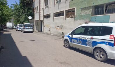 Ailesini bıçaklayan zanlı saklandığı cami tuvaletinde bulundu