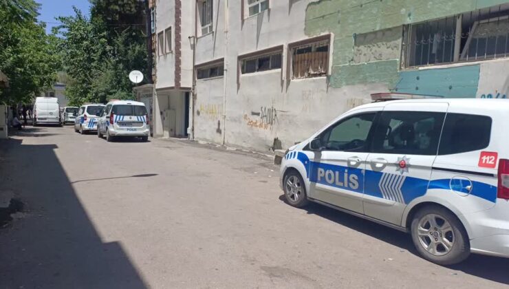 Ailesini bıçaklayan zanlı saklandığı cami tuvaletinde bulundu