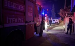 Evde çıkan yangında 2 kişi dumandan etkilendi