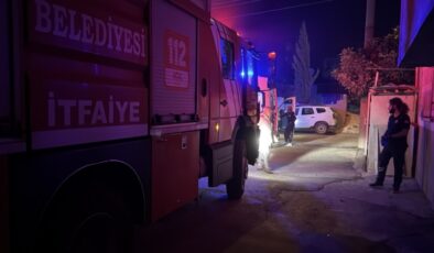 Evde çıkan yangında 2 kişi dumandan etkilendi