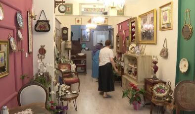 Gezdiği şehirlerden aldığı 6 bin eşyayla kafe kurdu