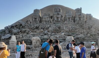 Gün doğumu ve batımıyla büyüleyen Nemrut ilgi görüyor