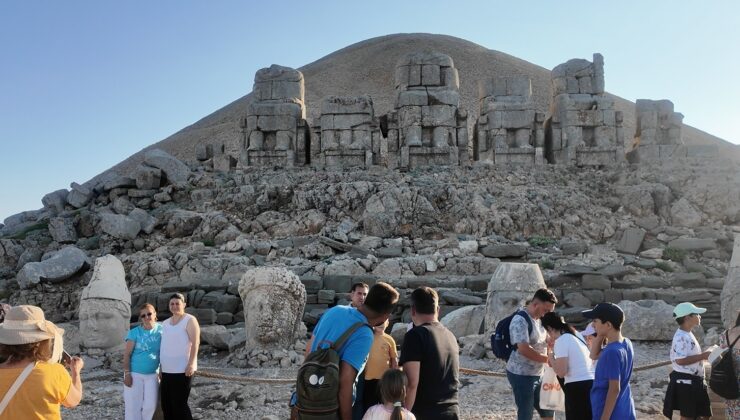 Gün doğumu ve batımıyla büyüleyen Nemrut ilgi görüyor