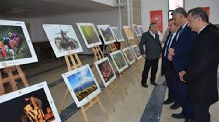 Hakkari’de Aile Destek Merkezi kursiyerlerinin sergisi açıldı