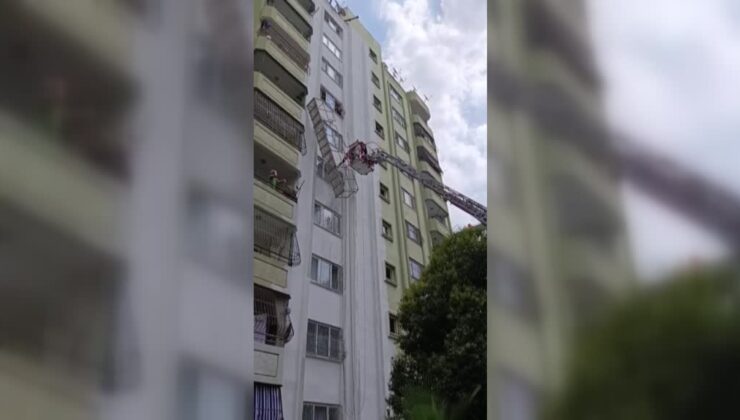 Halatı kopan iskelede asılı kalan işçiyi itfaiye ekipleri kurtardı