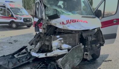 Hasta taşıyan ambulans ile tır çarpıştı, 5 kişi yaralandı