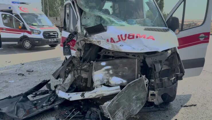 Hasta taşıyan ambulans ile tır çarpıştı, 5 kişi yaralandı