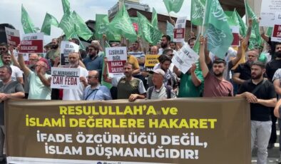 Hazreti Muhammed’in karikatür çizimini yayımlayan dergiye protesto