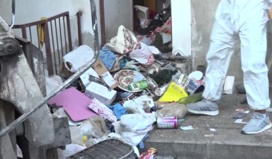 İki katlı evden kamyon dolusu çöp çıktı