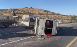İşçi servisi ile otomobilin çarpıştığı kazada 13 kişi yaralandı