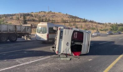 İşçi servisi ile otomobilin çarpıştığı kazada 13 kişi yaralandı