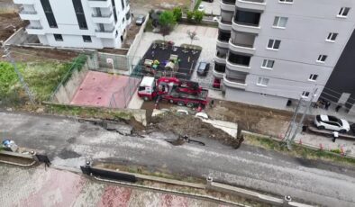İstinat duvarı çöktü, 4 araç hasar gördü