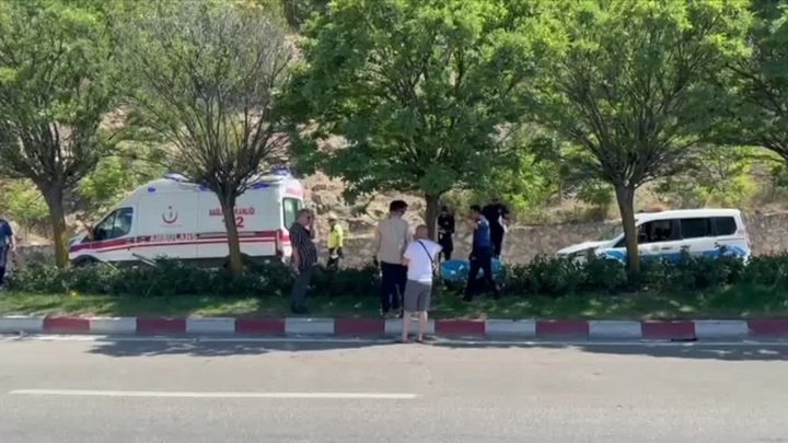 Motosikletin refüje çarptığı kazada 1 kişi öldü, 1 kişi yaralandı