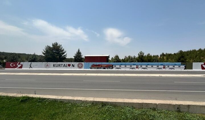 Güvenlik duvarlarına “Kurtalan Ekspresi” resmedildi