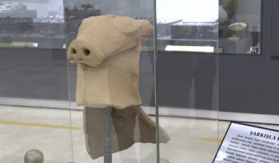 Kepçeye takılan Hitit dönemine ait boğa başlı testi parçası müzede sergileniyor
